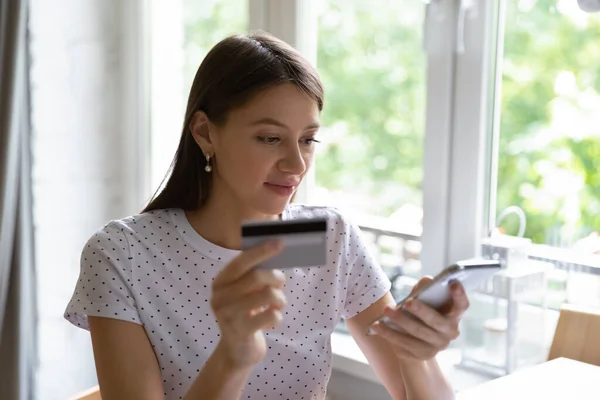 Piękne tysiąclecia kobieta korzystających zakupy za pomocą smartfona. — Zdjęcie stockowe