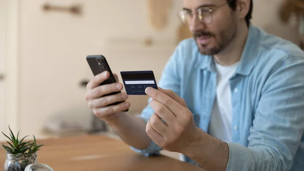 Close-up focus op plastic credit banking card in mannelijke handen. — Stockfoto