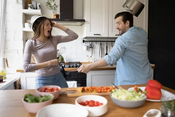 Overjoyed positiv jung europäisch familie pärchen having spaß bei küche. — Stockfoto