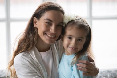 Mutlu anne ve küçük kızın kucaklaşmasının portresi.