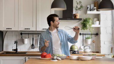 Mutlu genç enerjik adam en sevdiği şarkıyı söylüyor.