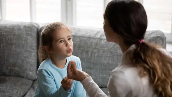 Küçük kız konuşma terapistiyle sesleri telaffuz ediyor — Stok fotoğraf