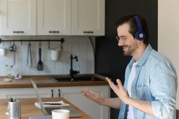 Sorrindo jovem bonito homem apreciando computador on-line chamada conversa. — Fotografia de Stock