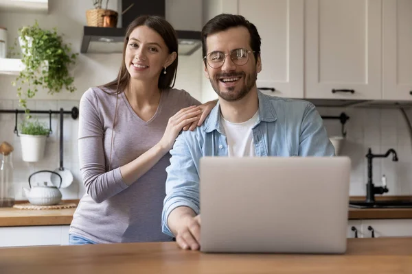 Feliz millennial casado familia pareja usando computadora. — Foto de Stock
