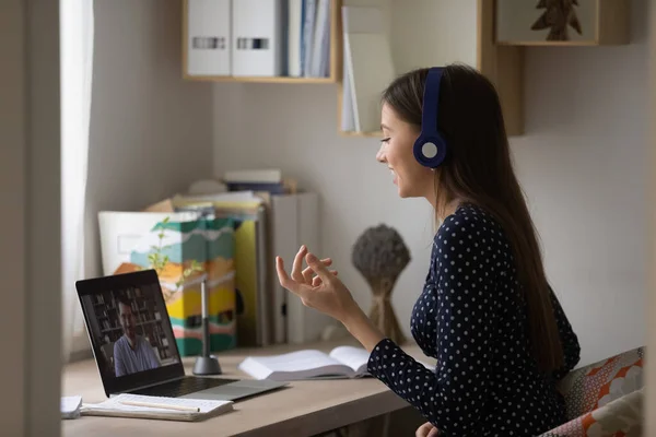 Glad kvinnlig student involverad i intressant online-diskussion med lärare. — Stockfoto