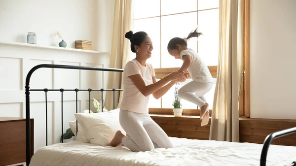 Boldog ázsiai anya és kislánya szórakozás a hálószobában — Stock Fotó