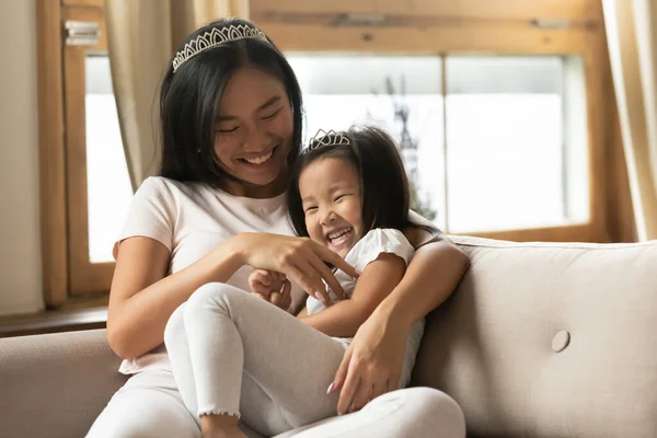 Overjoyed asiatico madre e piccolo figlia avendo divertimento, solletico — Foto Stock