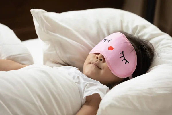 De cerca lindo asiático niña usando rosa máscara durmiendo — Foto de Stock