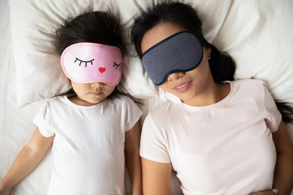 Top melihat ibu Asia dan gadis kecil mengenakan masker tidur — Stok Foto