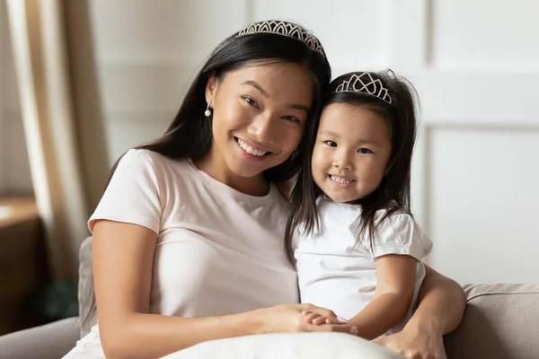 Head shot portrait beautiful smiling Asian mother and little daughter — Stock Photo, Image