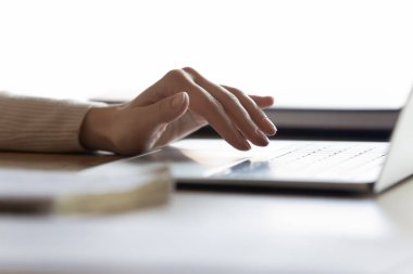 Laptop klavyesinde yazan kadını kapat