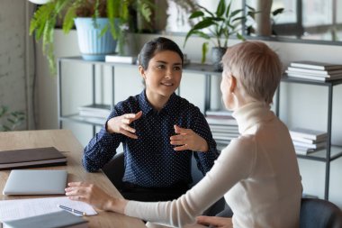 Motive olmuş çok ırklı meslektaşlar, iş yerinde beyin fırtınası yapıyorlar.