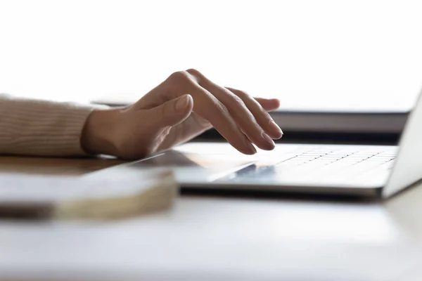 Primer plano de la mujer escribiendo en el teclado del ordenador portátil — Foto de Stock