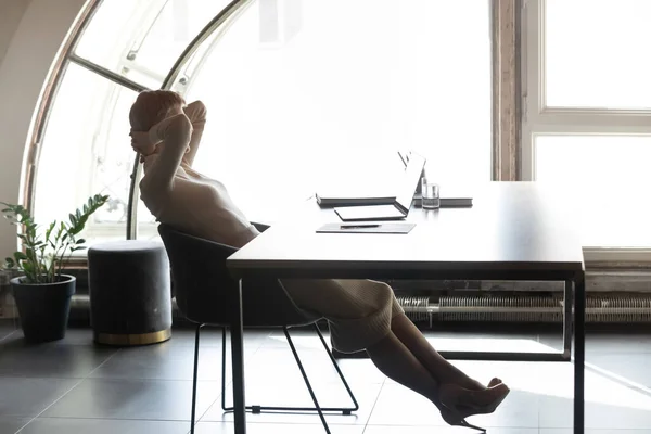 Pengusaha wanita santai di kursi mengambil istirahat di tempat kerja — Stok Foto