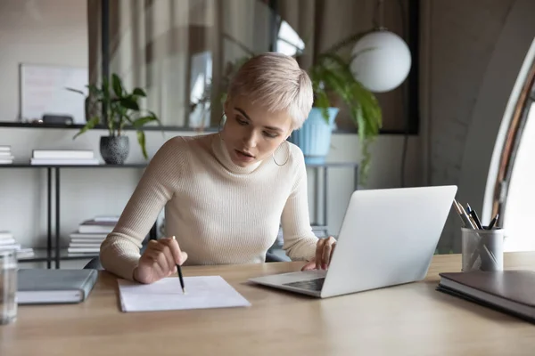 Focused businesswoman read document working with laptop — Stock Photo, Image