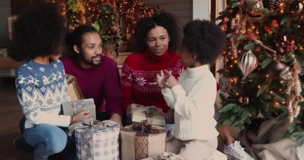 Familia africana charlando juntos cerca del árbol de Navidad con regalos — Vídeos de Stock