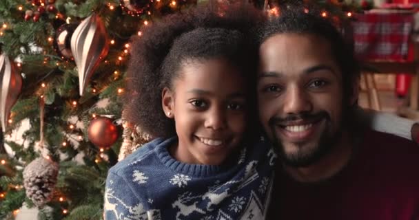 Nahaufnahme Porträt glücklich afrikanischen Vater und Tochter feiern Weihnachten — Stockvideo