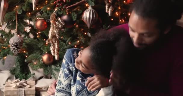 アフリカの父は娘を笑いながら楽しいクリスマス休暇を楽しんで — ストック動画