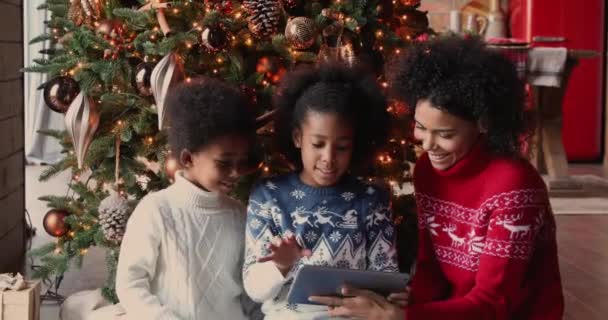 インターネットでクリスマスプレゼントを買うタブレットを使用して幸せなアフリカの家族 — ストック動画