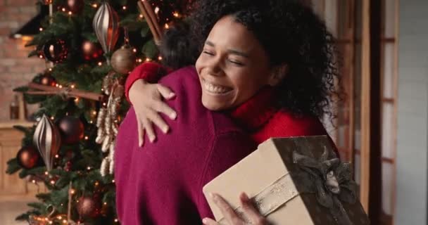 Ευτυχισμένη Αφρικανή σύζυγος αγκαλιάζει τον άντρα της εκφράζει ευγνωμοσύνη για το χριστουγεννιάτικο δώρο — Αρχείο Βίντεο