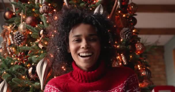 Mujer africana felicita a la familia Feliz Navidad uso videocall, webcam ver — Vídeos de Stock