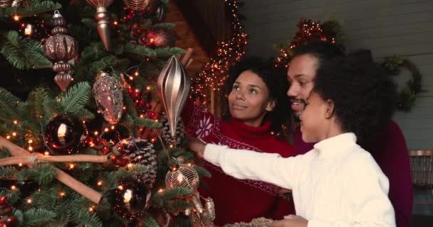 Glückliche afrikanische Ethnizitätsfamilie schmückt gemeinsam Weihnachtsbaum — Stockvideo