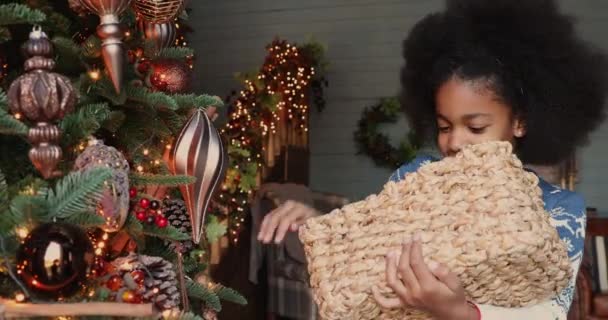 Niña africana decorando árbol de Navidad sola en casa — Vídeos de Stock
