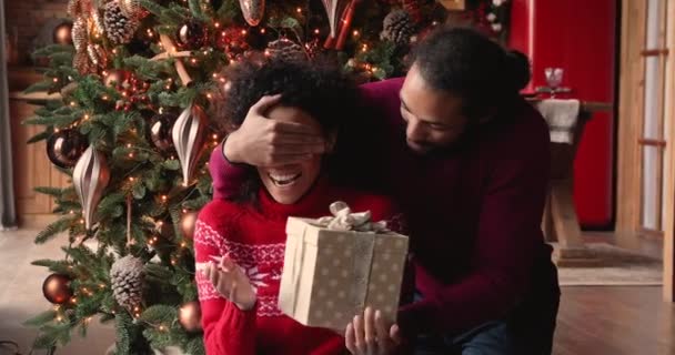 Marido africano dando caja de regalo a la esposa felicita Feliz Navidad — Vídeo de stock