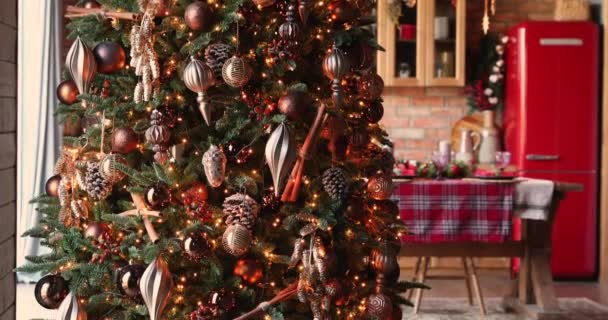 Decorado con luces juguetes árbol de Navidad y cajas de regalos ver — Vídeo de stock