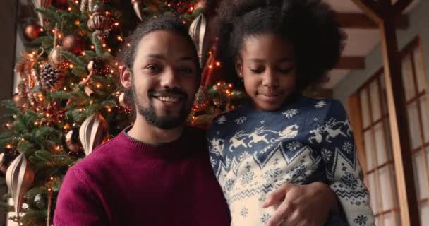 Familia africana feliz usando videollamada felicitando a sus parientes Feliz Navidad — Vídeos de Stock