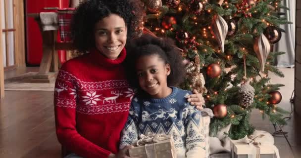 Hija africana abriendo caja de regalo de Navidad preparada por madre cariñosa — Vídeos de Stock