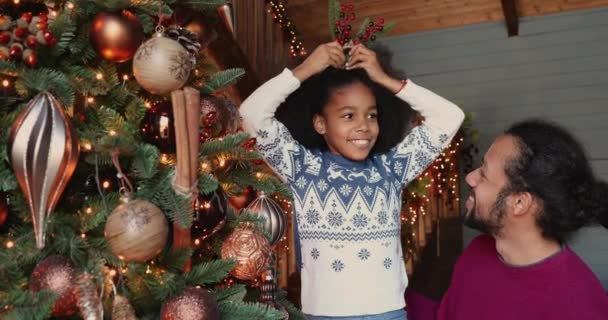 アフリカの女の子飾るクリスマスツリーとともにお父さん — ストック動画
