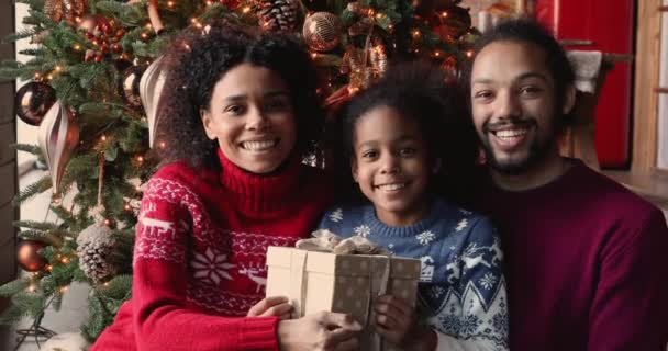 Hija abre caja de regalo preparada padres con amor por la Navidad — Vídeos de Stock