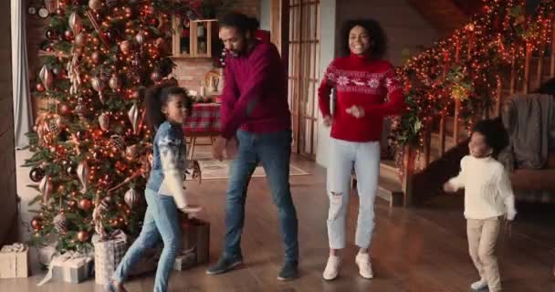 アフリカのカップルと子供たちがクリスマスを祝う家で — ストック動画