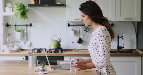 Femme travaillant sur ordinateur portable prendre pause boire de l'eau minérale — Video