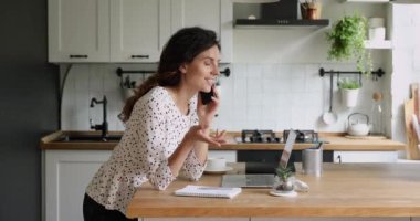 Akıllı telefon kullanan bir kadın evden telefonla sipariş verir.