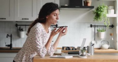 Kadın hoparlörden akıllı telefon konuşmaları yapıyor.