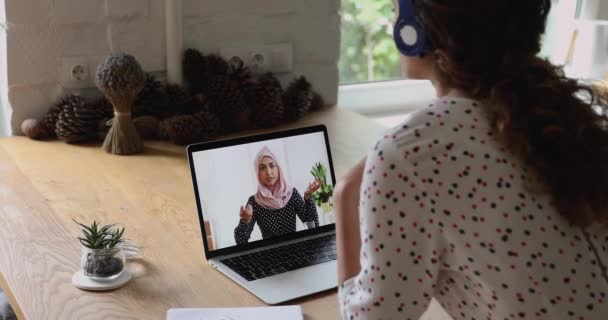 Tampilan layar komputer di atas bahu wanita selama komunikasi video — Stok Video