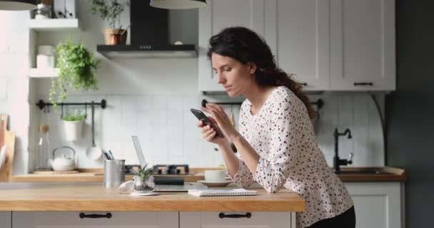 Vrouw ontvangt ongelooflijk nieuws op smartphone voelt zich erg blij — Stockvideo