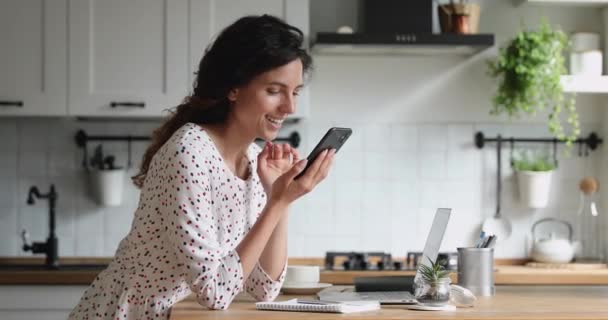 Vrouw met behulp van mobiele telefoon scrollen foto 's in sociale media — Stockvideo