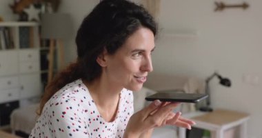 İçerideki hoparlörde hoş bir cep telefonu konuşması yapan kadın.