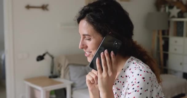Жінка проводить вихідні вдома розмовляючи з сім'єю по телефону — стокове відео