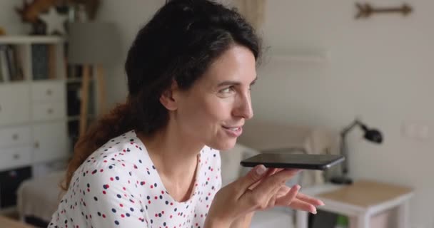 Kvinna som har trevlig mobil konversation på högtalartelefon inomhus — Stockvideo