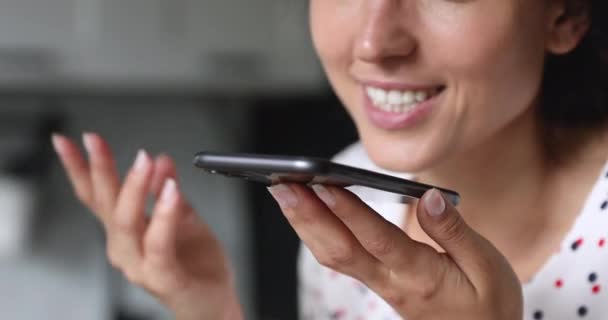 Крупним планом жінка, використовуючи переговори мобільних телефонів на акустичному телефоні — стокове відео