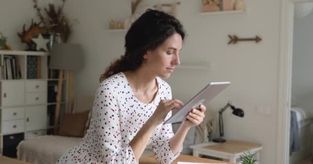 Kobieta trzyma tablet otrzymuje niesamowite wiadomości skoków krzycząc z radości — Wideo stockowe