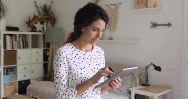 Mulher segurando tablet digite o número do cartão faz pagamento eletrônico seguro — Vídeo de Stock