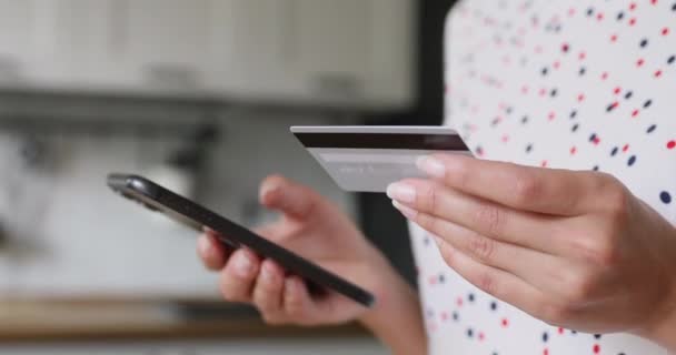 Yakın plan kadın elleri internet üzerinden kart ve akıllı telefon alımı — Stok video
