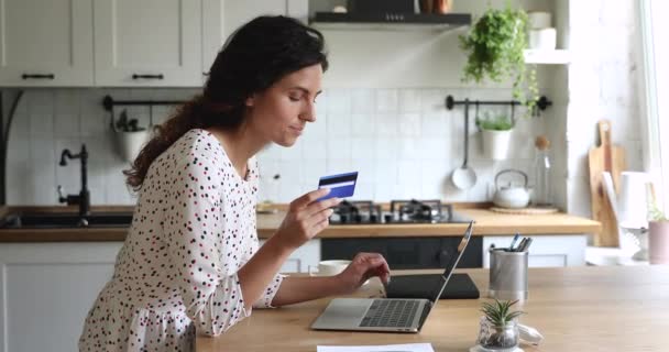Kobieta stojąca wewnątrz za pomocą komputera zakup w Internecie przez karty — Wideo stockowe