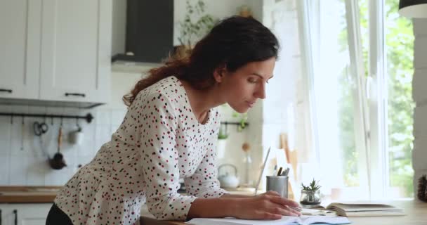 Mujer leer libros de texto notando hace que la investigación disfrute de proceso de autoeducación — Vídeo de stock