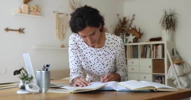 Mujer estudiando en casa preparar disertación ocupado con el entrenamiento avanzado — Vídeo de stock